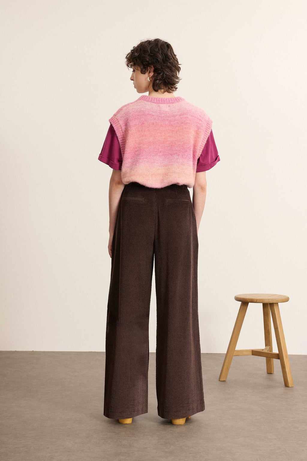 Vue arrière du pantalon en velours, coupe droite avec dos lisse, ceinture structurée et finitions nettes en bas de la jambe.