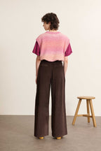 Vue arrière du pantalon en velours, coupe droite avec dos lisse, ceinture structurée et finitions nettes en bas de la jambe.