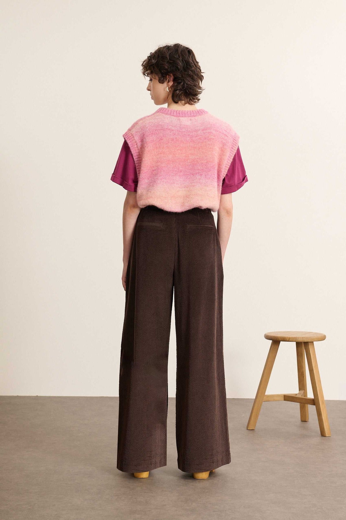 Vue arrière du pantalon en velours, coupe droite avec dos lisse, ceinture structurée et finitions nettes en bas de la jambe.