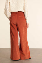 Vue arrière du pantalon en velours, coupe droite avec dos lisse, ceinture structurée et finitions nettes en bas de la jambe.
