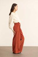 Garance Paris, pantalon pour femme à la coupe droite coloris terre cuite, à pinces en velours 100 % coton. 