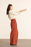 Pantalon à pinces en velours coloris terre cuite, collection Garance Paris automne hiver 2025, jambes larges et poches devant.