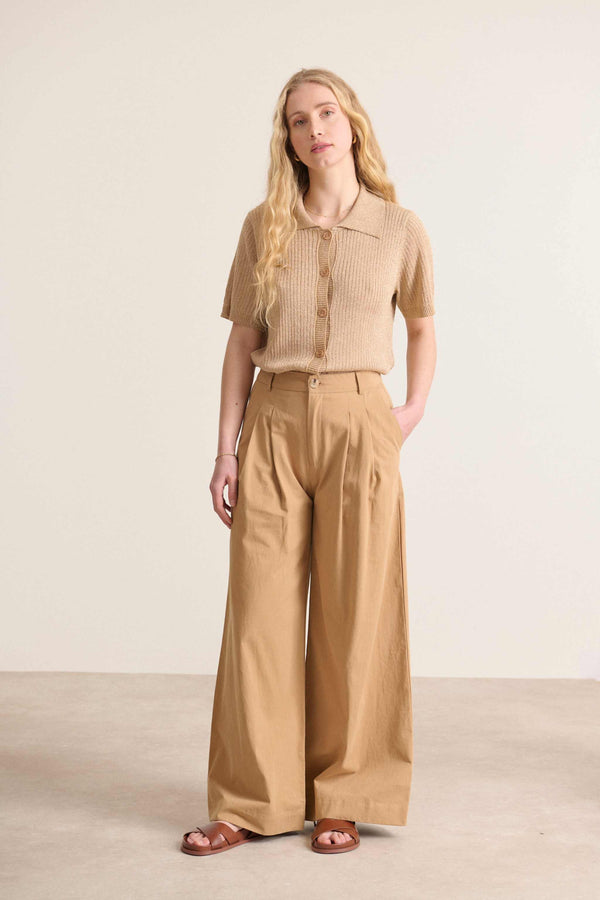 Pantalon élégant  au coloris beige avec jambes larges et taille haute avec passants détails de plis à l'avant 