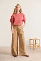 Pantalon beige aux jambes larges pour silhouette élégante et moderne marque parisienne Garance Paris 