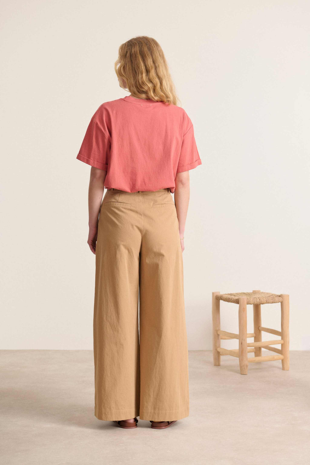 Pantalon classique et moderne avec taille haute à la fois chic et confortable aux jambes larges coloris beige 