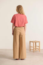 Pantalon classique et moderne avec taille haute à la fois chic et confortable aux jambes larges coloris beige 