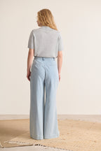 Pantalon bleu chambray, plis avant, jambes larges, un vêtement femme élégant et facile à porter
