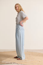 Pantalon bleu en chambray, plis sur le devant, coupe fluide et jambes larges, tendance et confortable