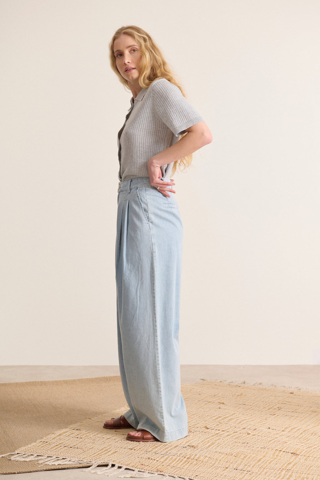 Top en maille manches courtes avec fil métallisé et allure élégante vêtement vestiaire femme