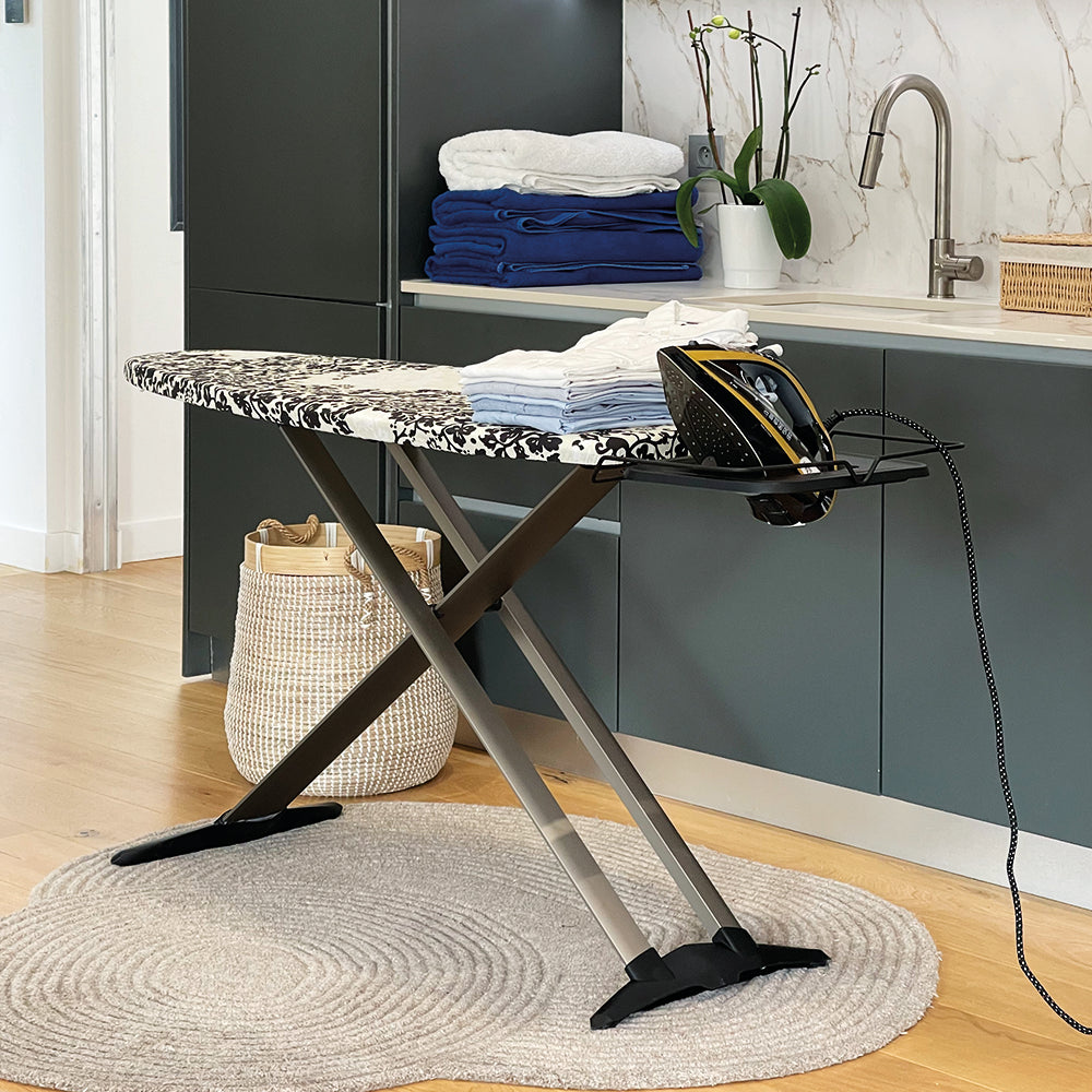 Tabla de planchar plegable TIFFANY de aluminio de 130x47 cm regulable en altura hasta 100 cm con soporte para plancha y soporte para generador de vapor