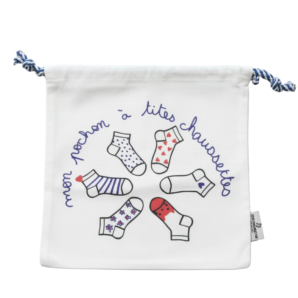 Pochon coton pour ranges ses Tites Chaussettes. Fond blanc, imprimé chaussettes à motifs bleu/rouge. Fermeture par lien coulissant blanc/bleu. 