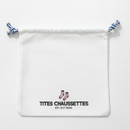 Pochon coton pour ranges ses Tites Chaussettes. Fond blanc, imprimé chaussettes à motifs bleu/rouge. Fermeture par lien coulissant blanc/bleu. 