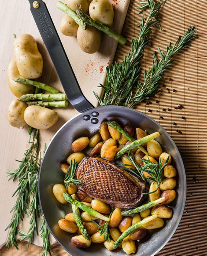 Carbone Plus Round Pan - High-Temperature Handle