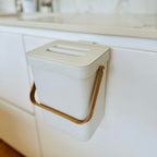 Poubelle de Table en Plastique recyclé 5L BODEN Blanc avec Poignée en Bambou
