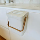 Poubelle de Table en Plastique recyclé 5L BODEN Blanc avec Poignée en Bambou