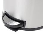 Papelera de cocina básica con pedal y tapa curva URBAN 30L de acero inoxidable cepillado - REDDECO.com