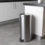 Papelera de cocina básica con pedal y tapa curva URBAN 30L de acero inoxidable cepillado - REDDECO.com