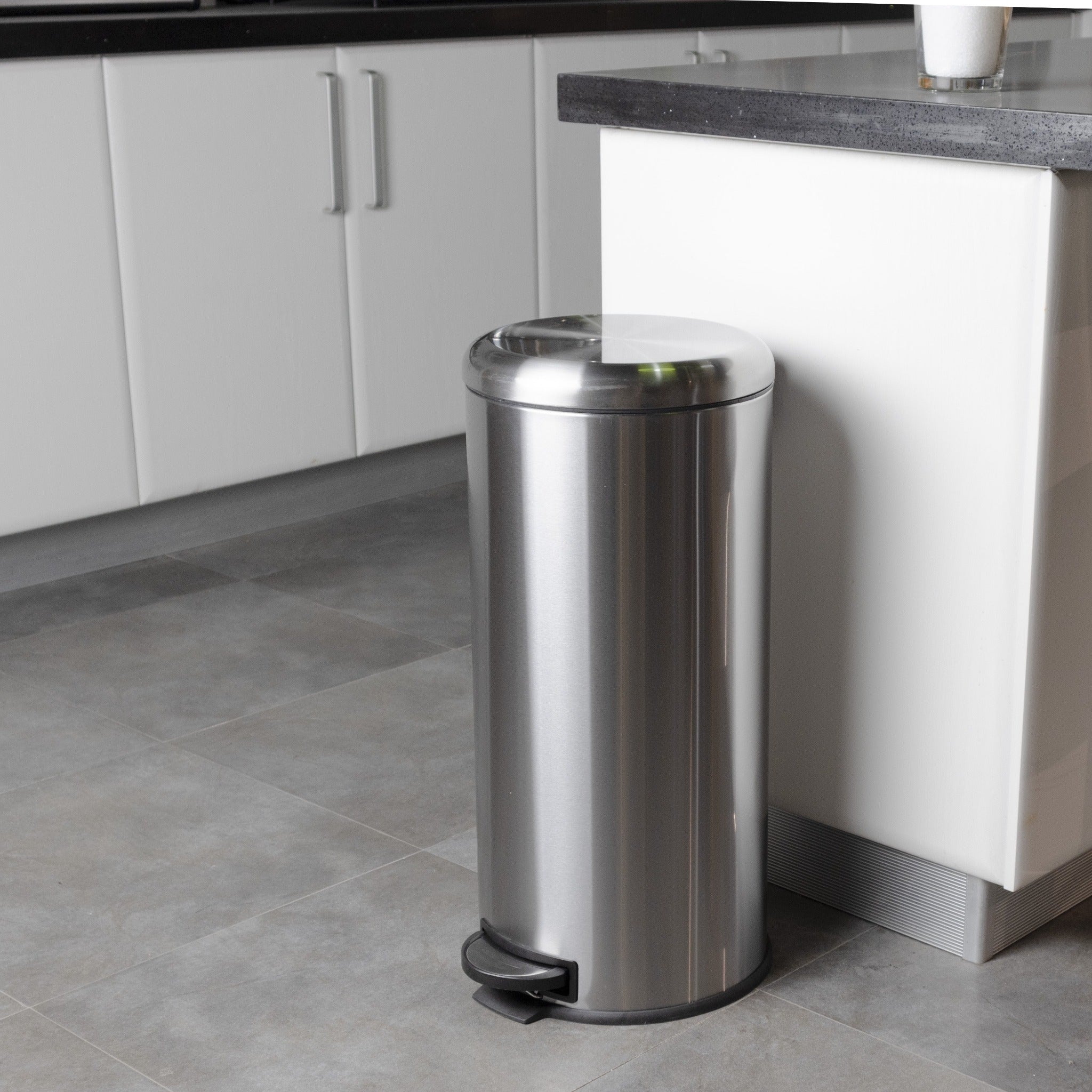 Papelera de cocina básica con pedal y tapa curva URBAN 30L de acero inoxidable cepillado - REDDECO.com