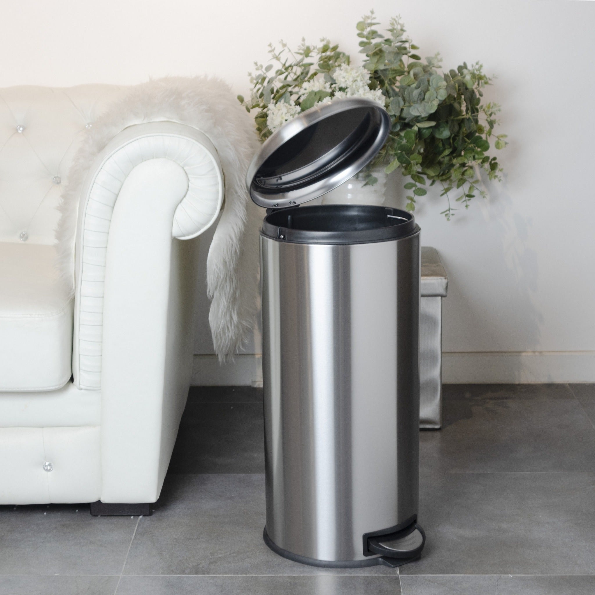 Papelera de cocina básica con pedal y tapa curva URBAN 30L de acero inoxidable cepillado - REDDECO.com