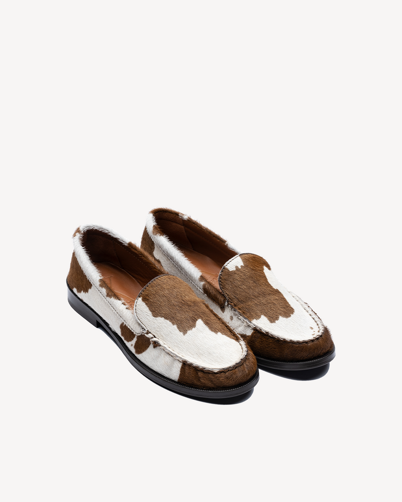 Mocasín con estampado de vaca de pelo de becerro