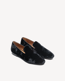 Zapatilla de terciopelo negro aplastado