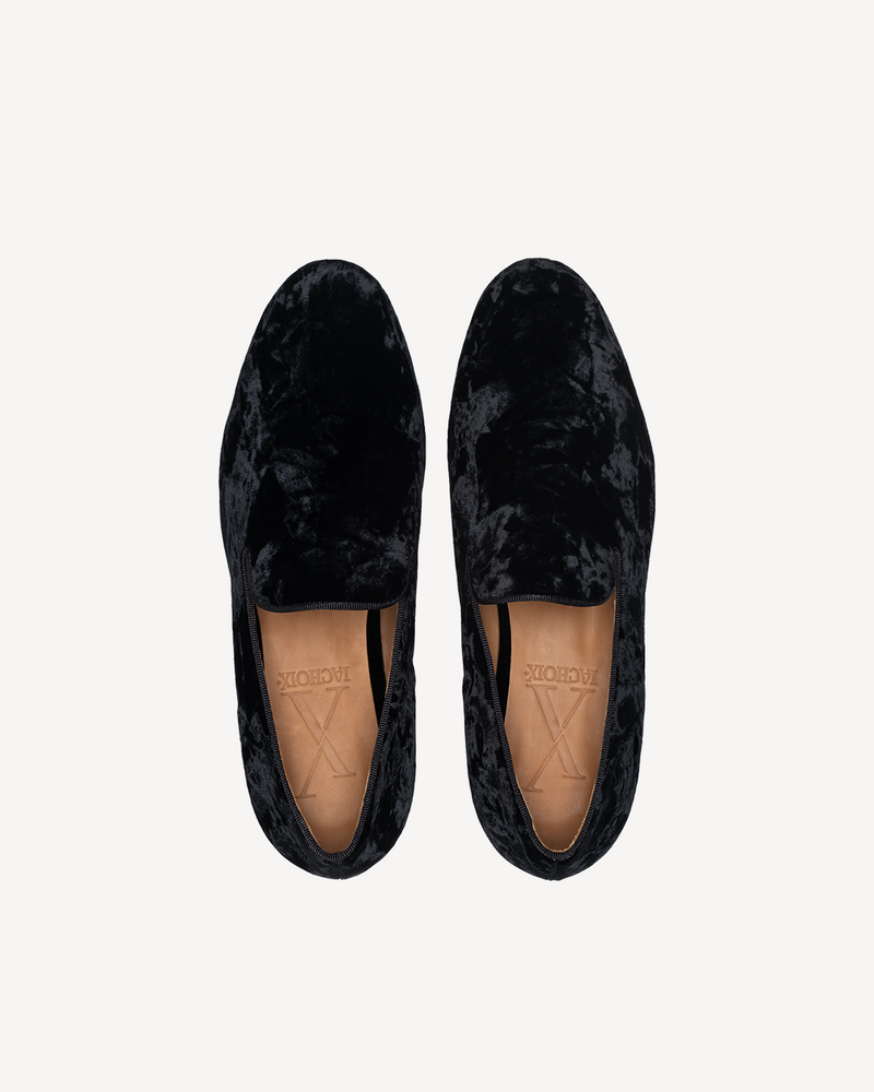 Zapatilla de terciopelo negro aplastado