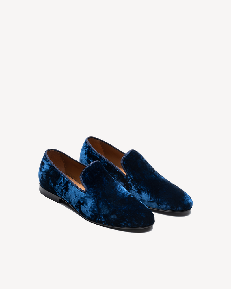 Zapatilla de terciopelo azul aplastado