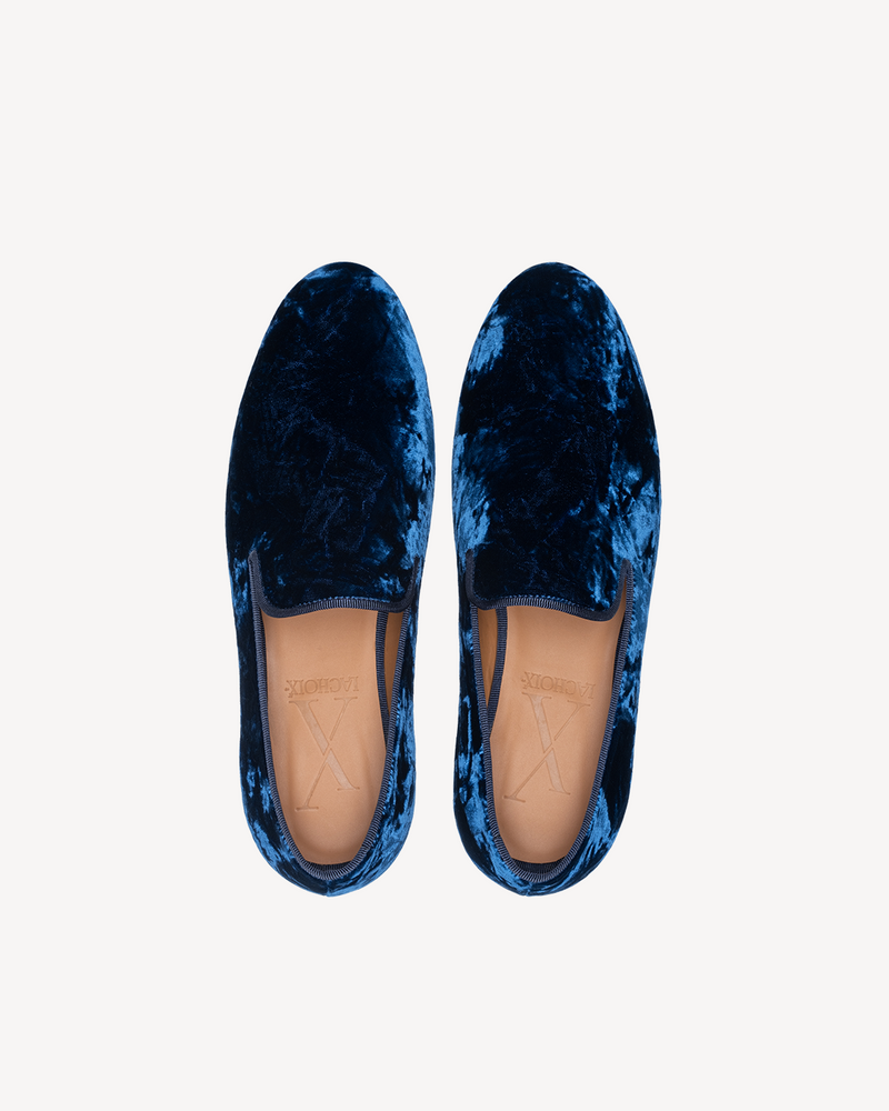 Zapatilla de terciopelo azul aplastado