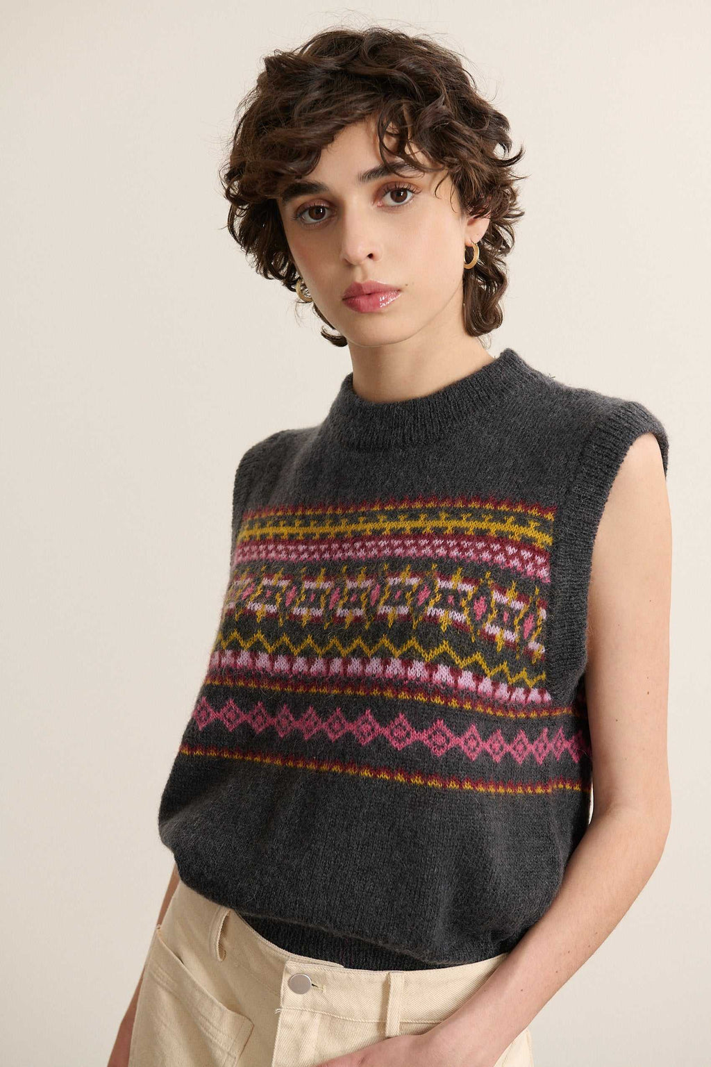 BIBI, à motif jacquard esprit norvégien contrasté, placé sur le haut du buste et tricoté dans une maille régulière.