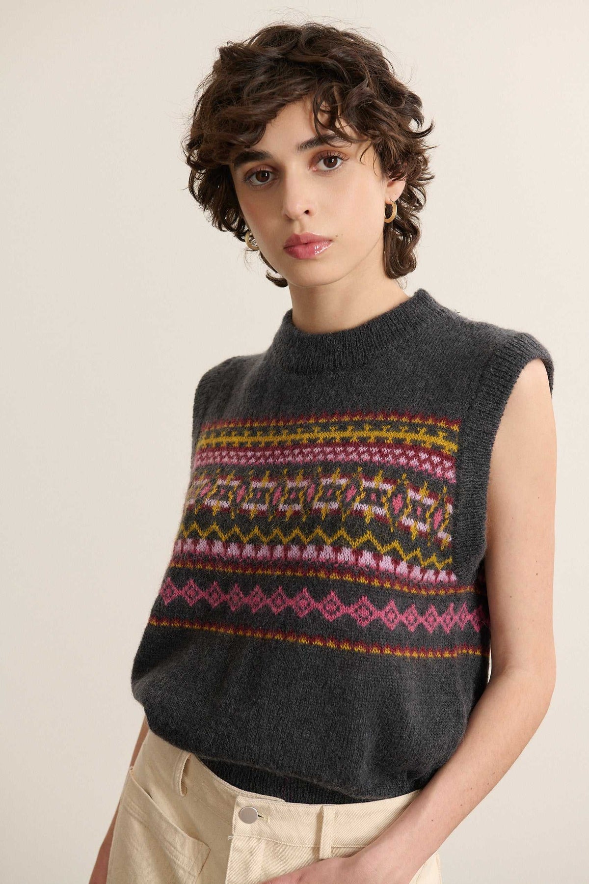 BIBI, à motif jacquard esprit norvégien contrasté, placé sur le haut du buste et tricoté dans une maille régulière.