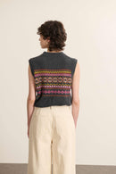 Vue arrière du pull sans manches, coupe droite avec motif jacquard visible sur l’épaule et le haut du dos.