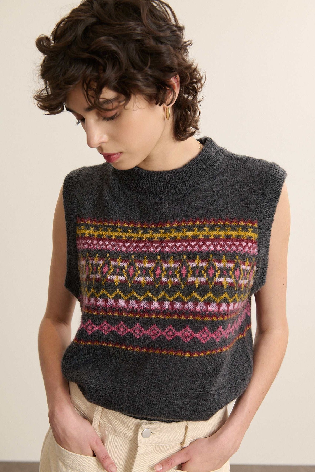 Maille chaude et moelleuse composée de nylon, laine mérinos et kid mohair, texture douce au porté et toucher duveteux.