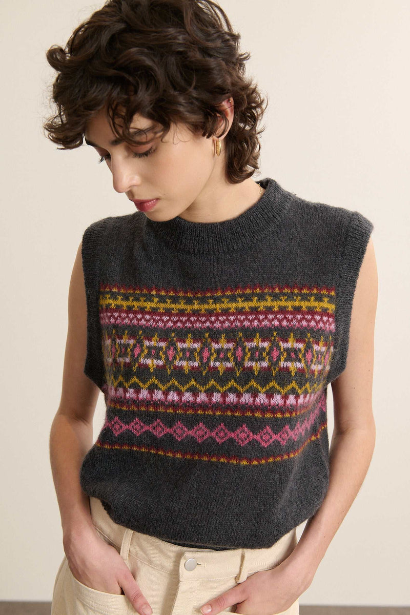 Maille chaude et moelleuse composée de nylon, laine mérinos et kid mohair, texture douce au porté et toucher duveteux.