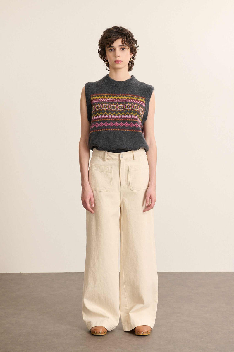 Mannequin femme de face portant un pull sans manches anthracite en jacquard esprit norvégien, col rond et coupe droite.