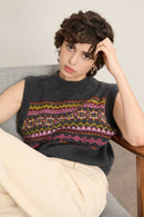 Le pull à col rond bord-côtes ton sur ton, monté à plat avec couture intérieure discrète pour une finition propre.