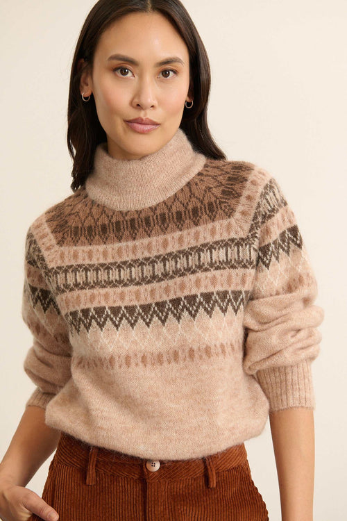 Coloris beige, le pull BICHA, à la coupe ample et au col montant avec un jacquard esprit norvégien. 