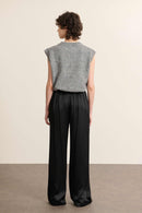 Vue arrière du pull sans manches gris, coupe droite avec finitions bordées sur l’encolure et les emmanchures.