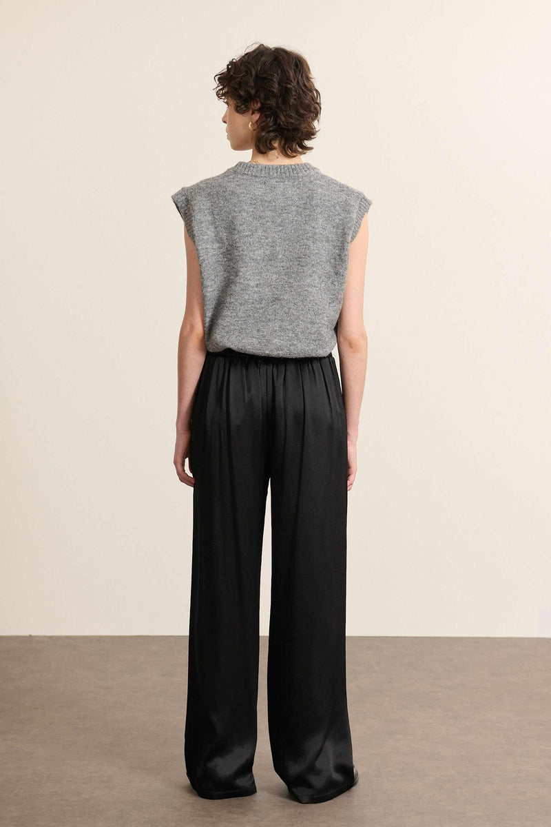 Vue arrière du pull sans manches gris, coupe droite avec finitions bordées sur l’encolure et les emmanchures.