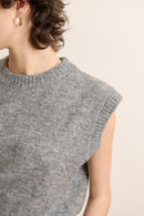 Pull sans manches gris, collection Garance Paris automne hiver 2025, col rond et maille souple pour un porté facile.