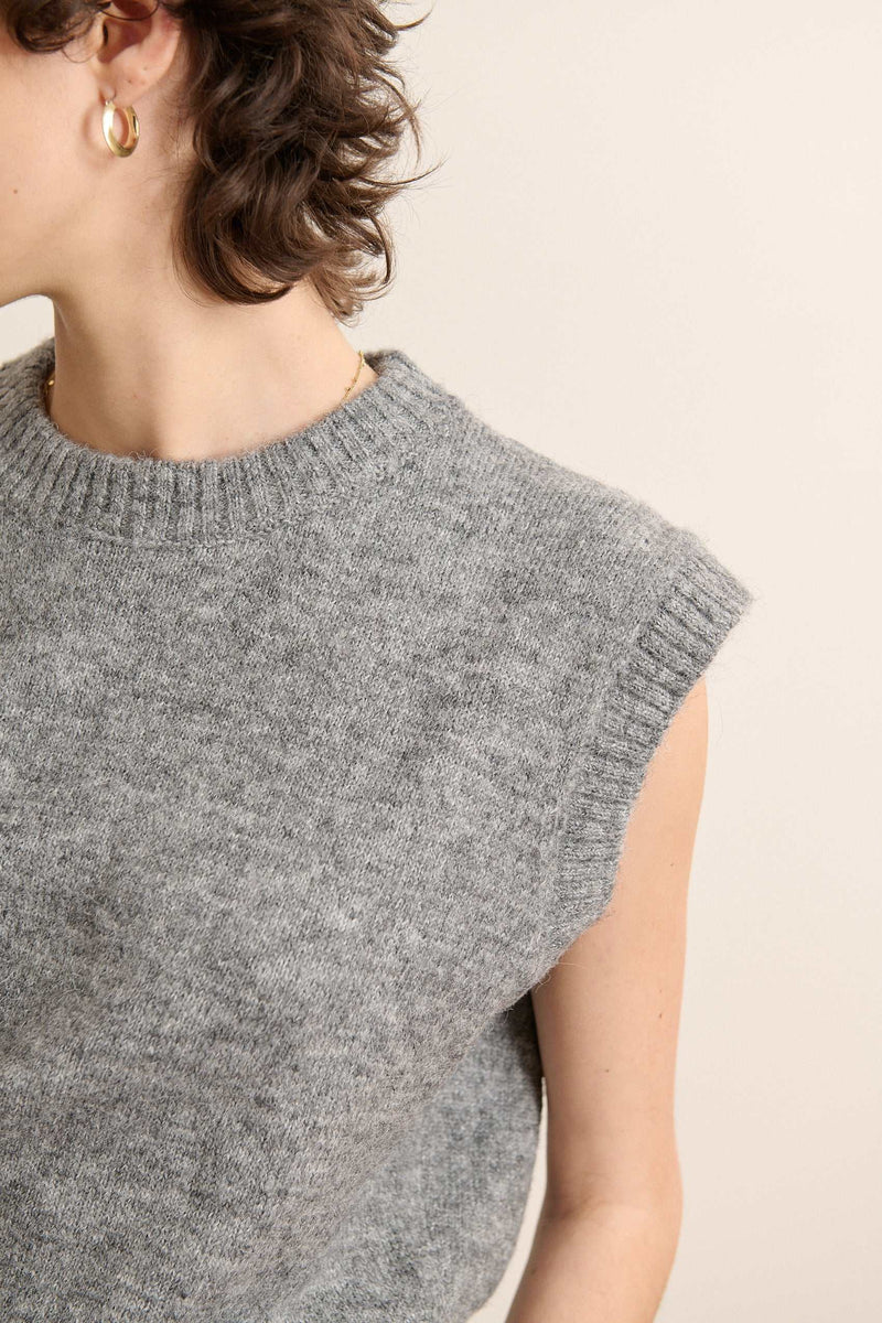 Pull sans manches gris, collection Garance Paris automne hiver 2025, col rond et maille souple pour un porté facile.