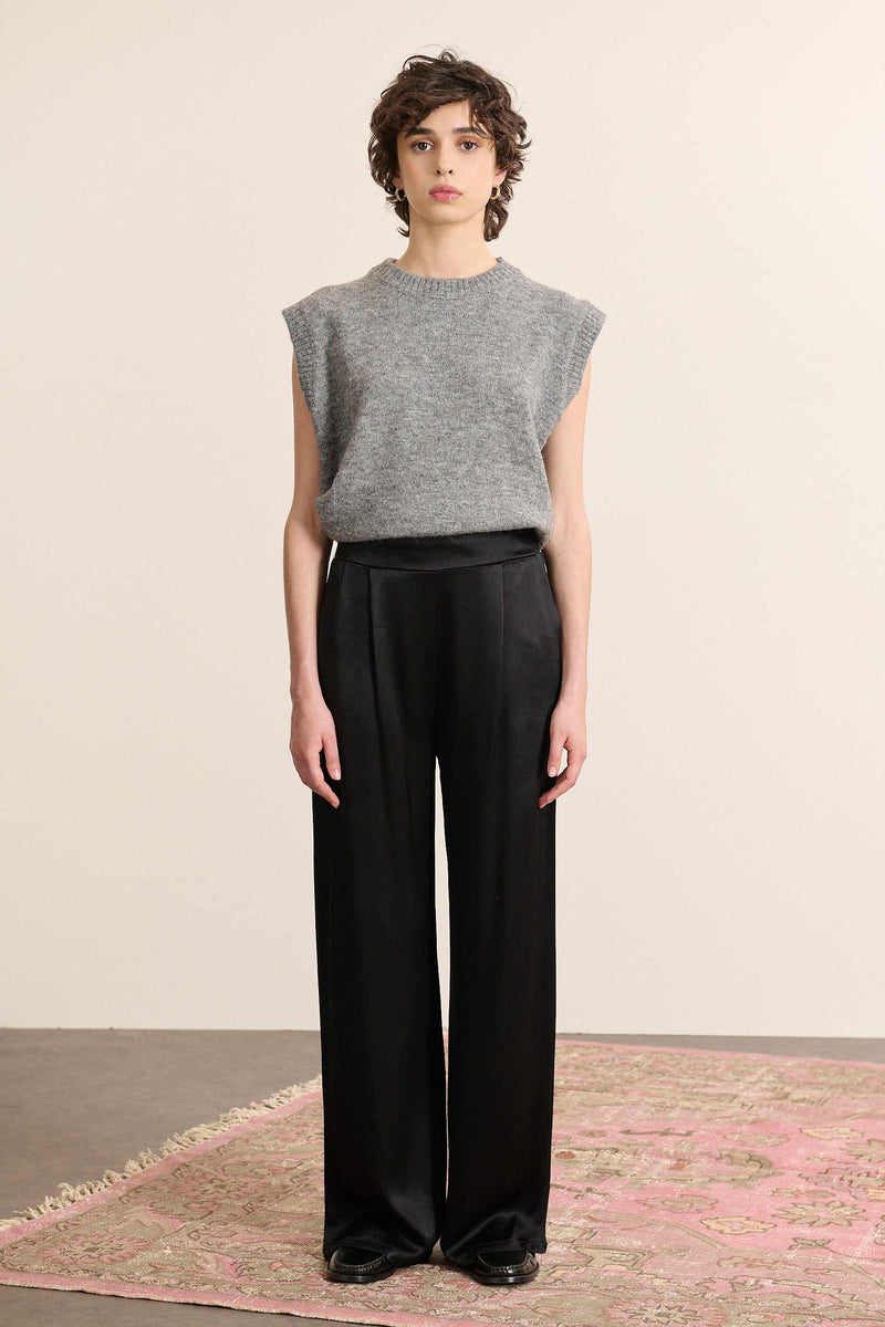 Mannequin femme de face portant un pull sans manches gris, coupe droite avec col rond et finitions en maille côtelée.