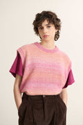 Mannequin femme de face portant un pull sans manches rose, coupe droite avec col rond, dégradé du rose clair au rose soutenu.