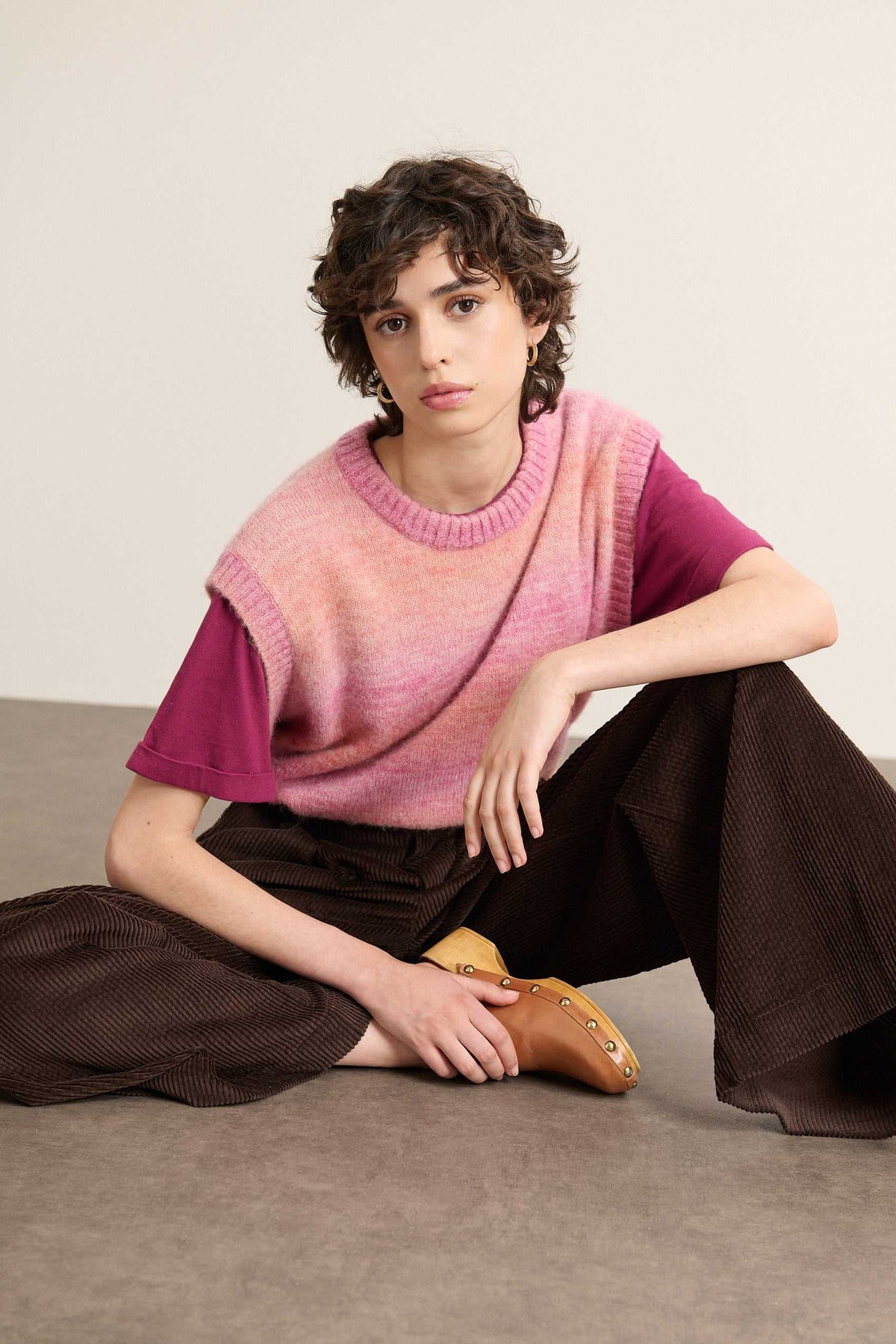 Pull sans manches rose en dégradé, collection Garance Paris automne hiver 2025, col rond et maille chaude en alpaga et laine.