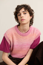 Garance Paris AH 2025, pull pour femme, BIJOU sans manches à col rond et dégradé de rose sur toute la pièce. 