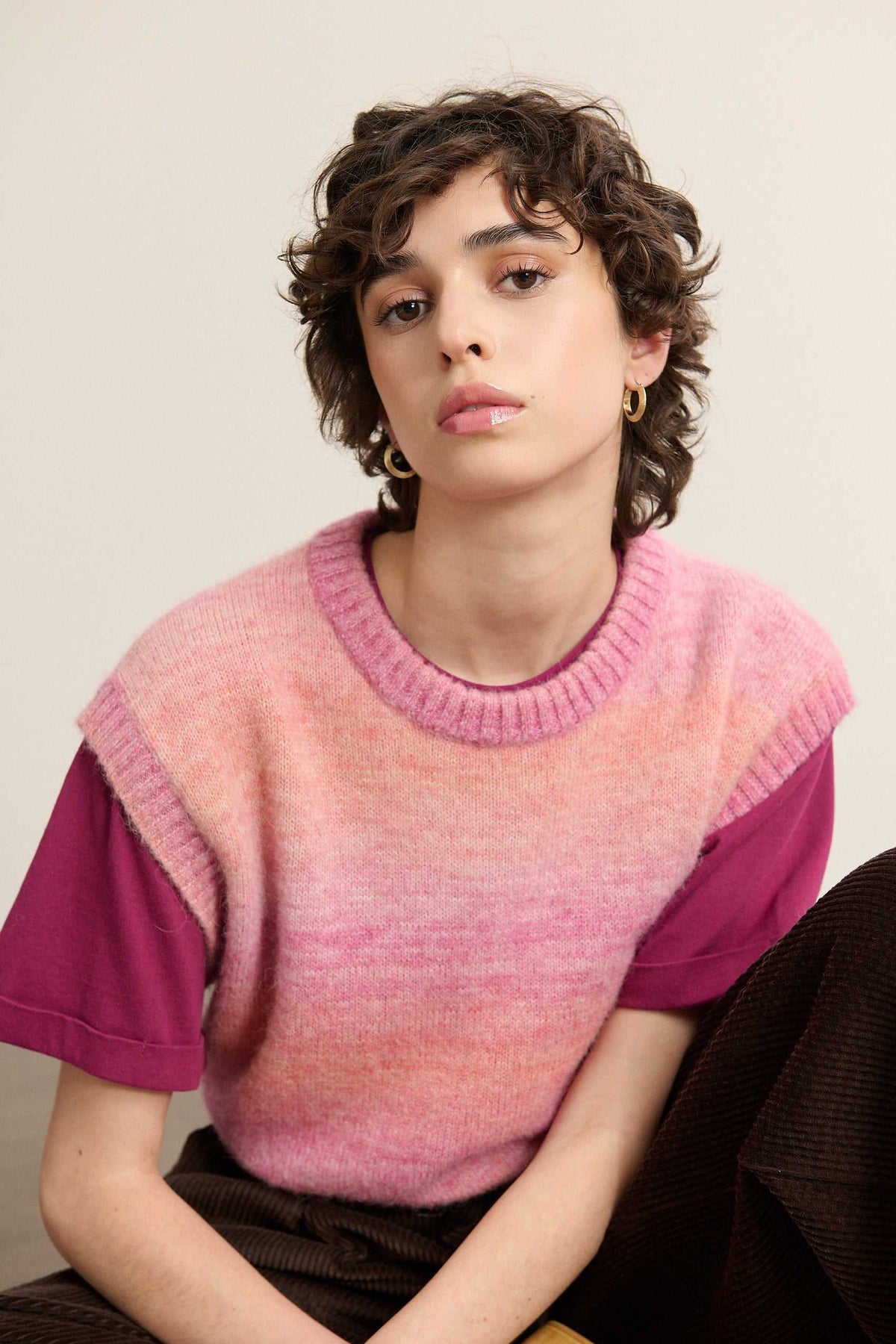 Garance Paris AH 2025, pull pour femme, BIJOU sans manches à col rond et dégradé de rose sur toute la pièce. 