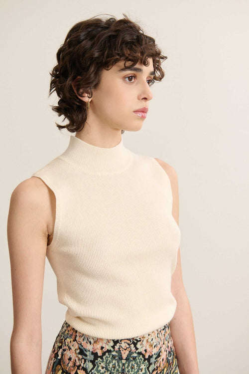Haut pour femme sans manches avec finitions en bord-côtes au col, à l'emmanchure et à la base, coloris écru.
