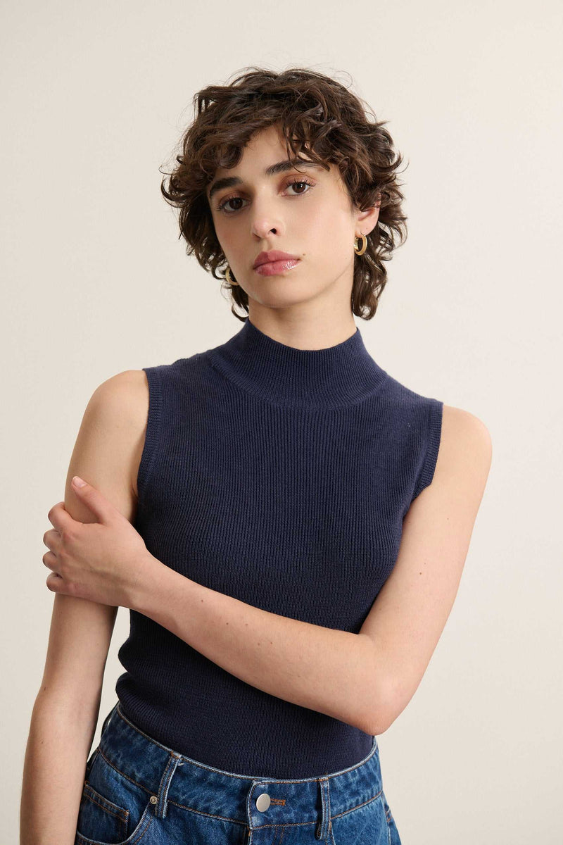 BIL, le pull coloris marine à la coupe ajustée près du corps, idéal sous une chemise ou un blazer pour l'hiver. 