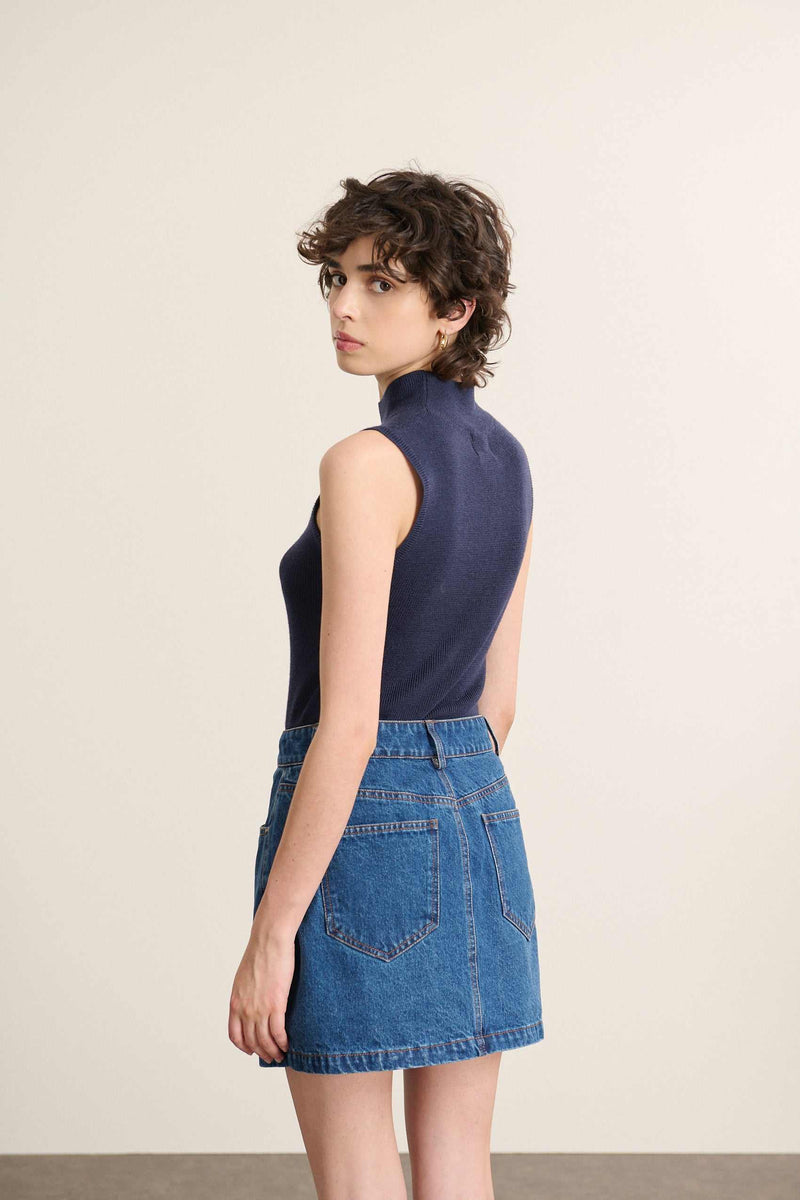 Pull au col montant, en maille côtelée, sans manches, agréable à porter à même la peau parfait pour les superpositions. 