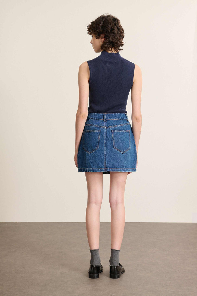 Haut pour femme sans manches avec finitions en bord-côtes au col, à l'emmanchure et à la base, coloris marine.