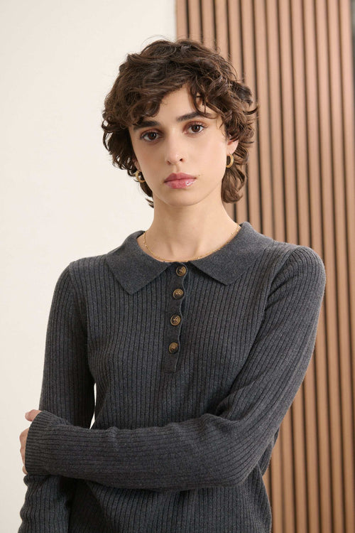 Pull col polo marine, collection Garance Paris automne hiver 2025, boutons effet corne et maille douce en viscose et laine. 